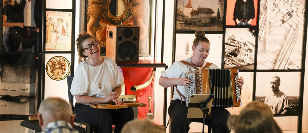 Nadja Räss und Rita Gabriel Schaub in der Tuchlaube, Rathaus Sempach